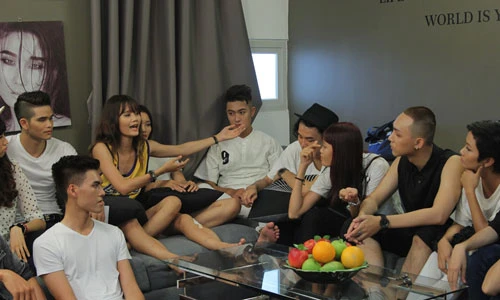 Thí sinh Vietnam's Next Top Model vừa sống chung đã mâu thuẫn