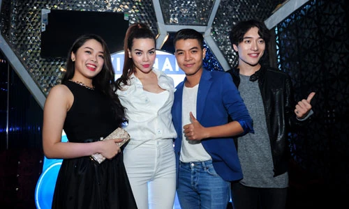 Khánh Tiên Idol tươi tắn đến mừng đàn chị Hồ Ngọc Hà