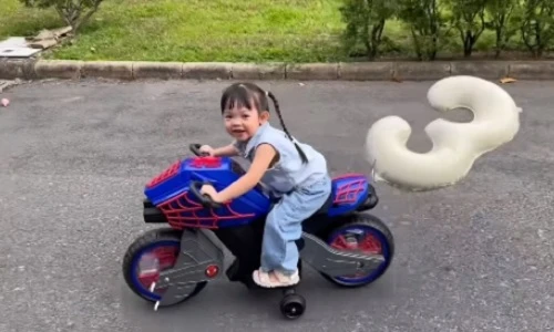 Con gái Cường Đô la tự lái “siêu xe”, phong thái chuẩn rich kid