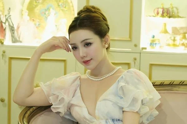 Quỳnh Kool hoá tiểu thư với váy khoét sâu, lộ thềm ngực gợi cảm