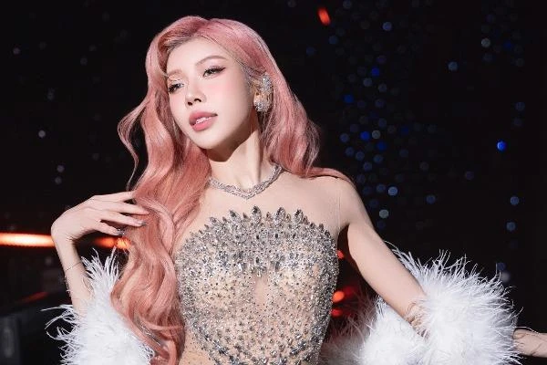 Trang Pháp lăng xê mốt không nội y, tôn vóc dáng gợi cảm