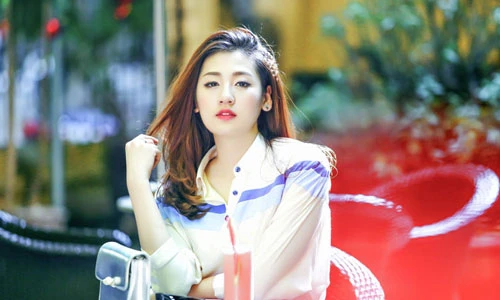 Á hậu Dương Tú Anh khoe nhan sắc vạn người mê