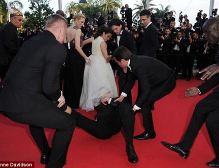 Sao Mỹ bị sàm sỡ trên thảm đỏ Cannes