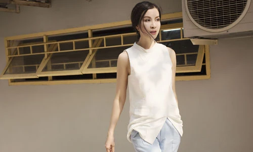 MC Thanh Mai dạo phố ngày thu với gu thời trang cá tính