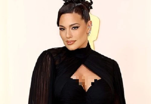 Nhan sắc người mẫu ngoại cỡ được bình chọn “quyến rũ nhất 2023“