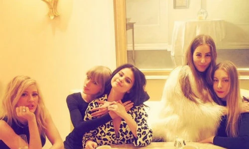 Muôn kiểu chúc mừng ngày 8/3 của sao Hollywood