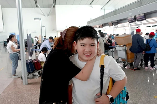 Bạn gái Bằng Kiều khóc khi tiễn 4 mẹ con Trizzie Phương Trinh về Mỹ