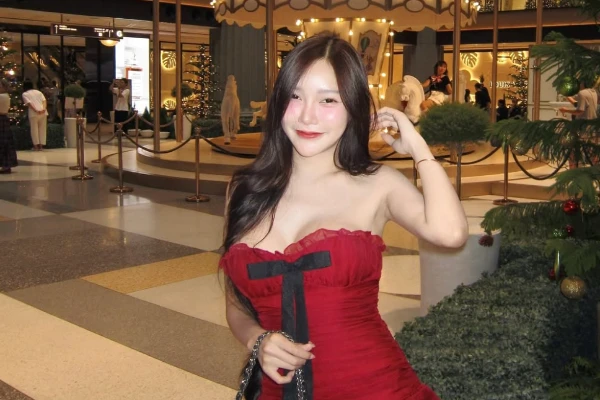 Hot girl Thái Lan diện đồ trễ nải khoe thềm ngực gợi cảm