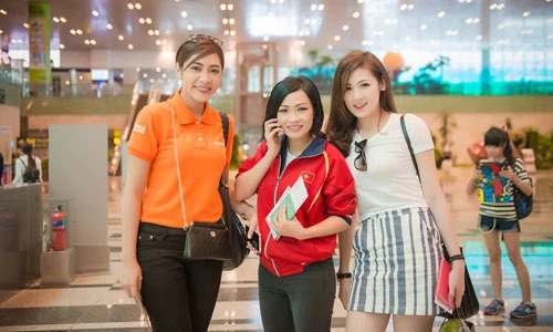 Tú Anh - Phương Thanh đi Singapore cổ vũ đội tuyển Việt Nam