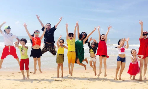 Đoan Trang - Hà Lê quậy tưng cùng học trò trên bãi biển