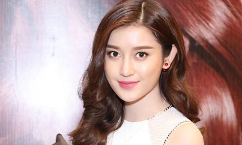 Huyền My khoe 3 vòng đẹp hoàn mỹ trong váy ôm sát 