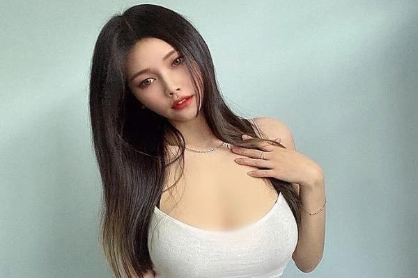 Mỹ nhân Malaysia “đốt mắt” với thời trang lộ chân ngực táo bạo