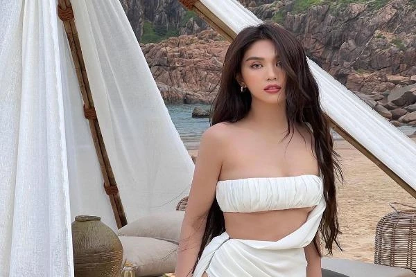 Ngọc Trinh diện áo ngắn cũn 5cm, khoe vòng một “khiêm tốn“