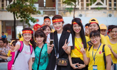 Vừa ốm dậy, Á hậu Huyền My rạng rỡ đi hiến máu