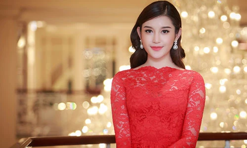 Á hậu Huyền My già dặn với váy ren đỏ rực