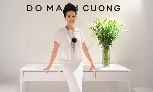 Diễm My trẻ trung quý phái với váy trắng ở tuổi 53