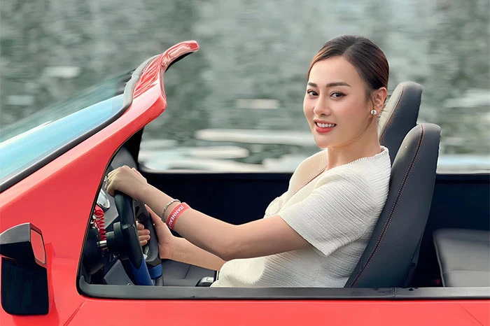 Nhan sắc Phương Oanh khi mang thai đôi