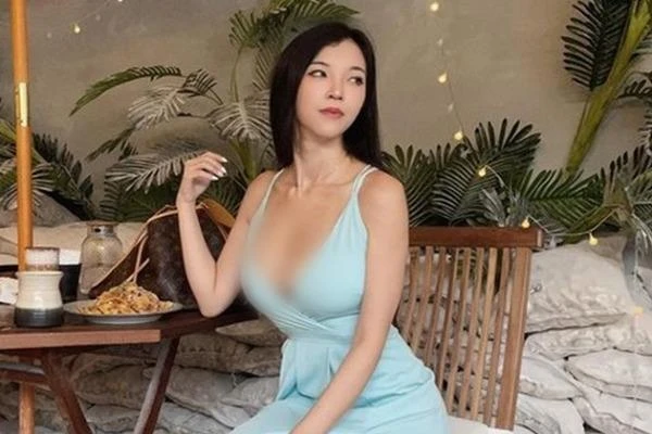 Mỹ nhân xứ Trung chăm diện áo khoét sâu lộ thềm ngực gợi cảm