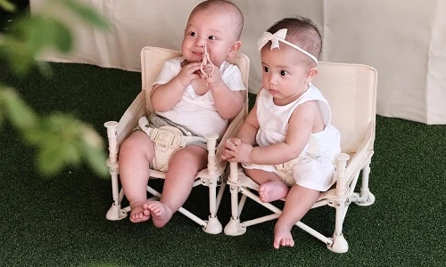 Lịm tim loạt ảnh cặp song sinh nhà Hồ Ngọc Hà dự tiệc 