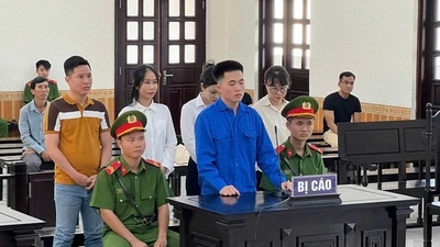 Làm giả hồ sơ lao động, 6 bị cáo lĩnh hơn 17 năm tù