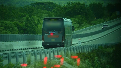 Xe chở 23 khách lao 130 km/h trên cao tốc