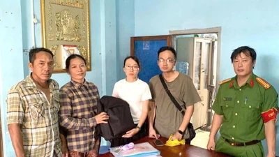 Người phụ nữ trả lại ba lô vàng nhặt được trên đường