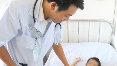Sốc với búi tóc 500gr trong bụng bé trai 5 tuổi