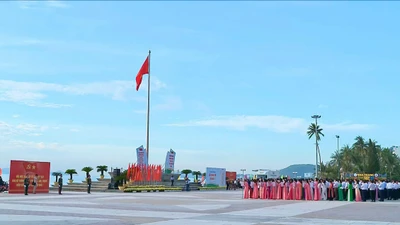 Khánh Hòa đồng loạt chào cờ, khởi động mô hình mới