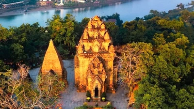 Tháp Bà Ponagar, kiến trúc Chăm cổ xây từ thế kỷ VIII–XIII. Ảnh: S.T