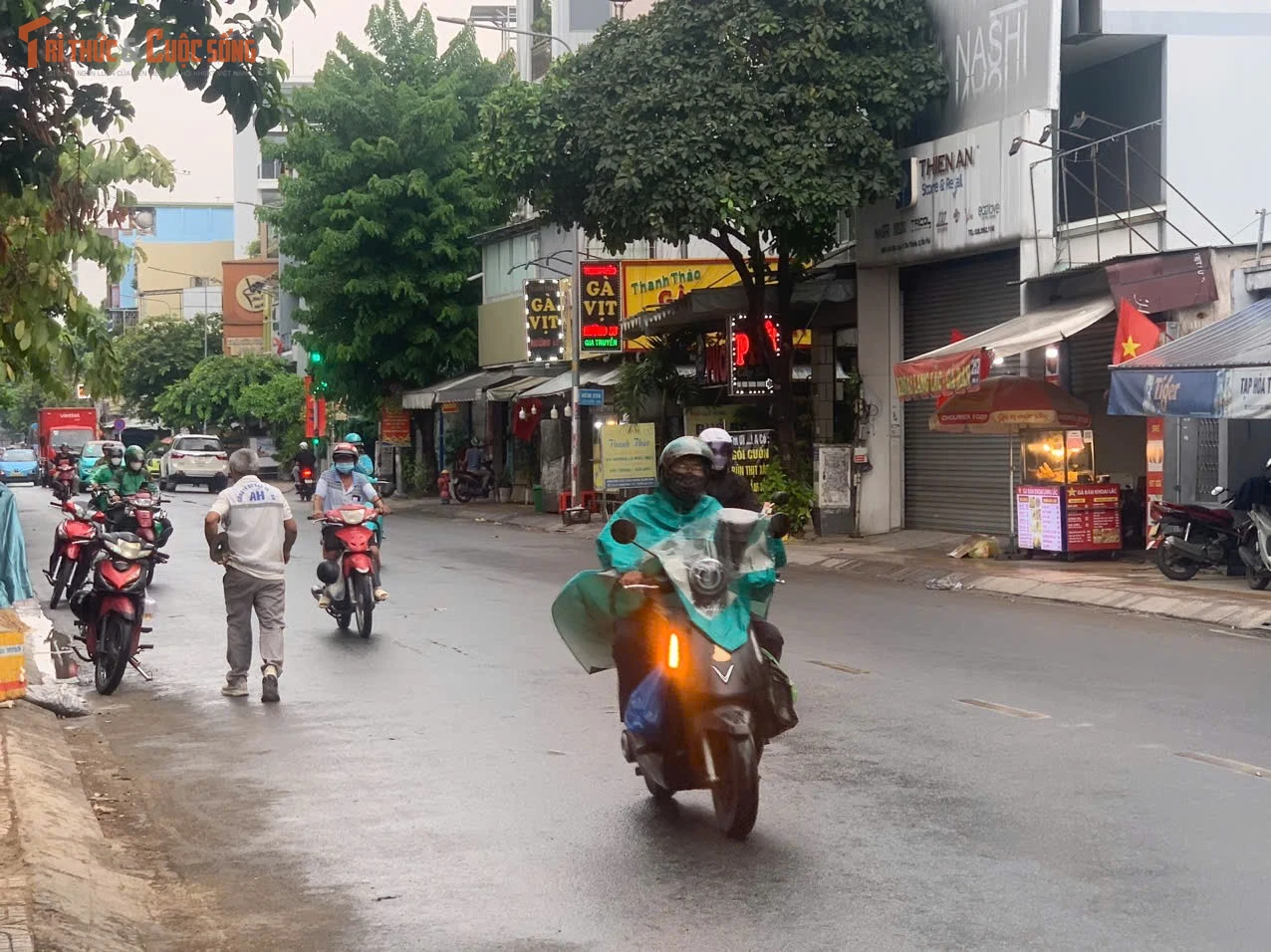 Người dân hớn hở đón "mưa vàng" đủ... thấm đất
