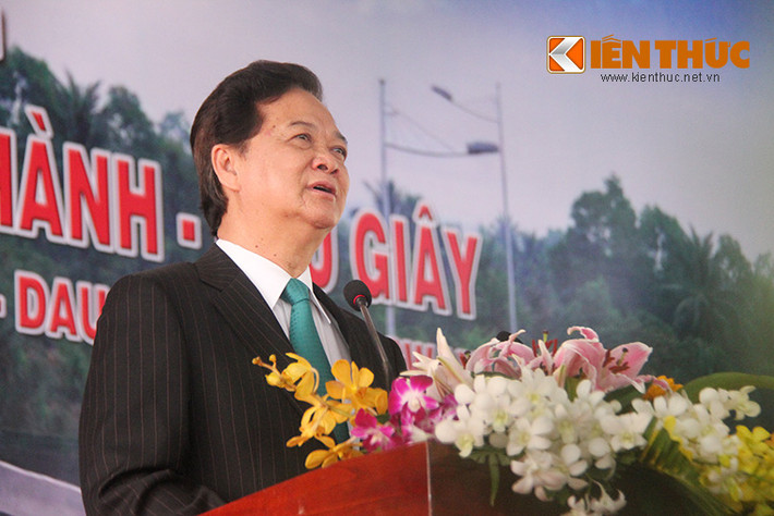 Thủ tướng Nguyễn Tấn Dũng phát biểu chỉ đạo và phát lệnh thông xe toàn tuyến cao tốc.