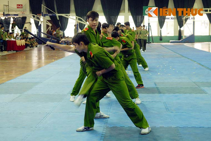 Các động tác như tạt tay, đánh cổ, đá quét, quật ngã nghiêng được các chiến sĩ thực hiện một cách điêu luyện và chớp nhoáng.