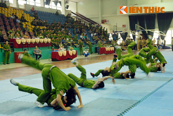 Những màn nhào lộn đẹp như trong phim hành động.
