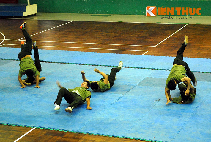Màn ngã ngửa đạp hạ bộ của các chiến sĩ an ninh.