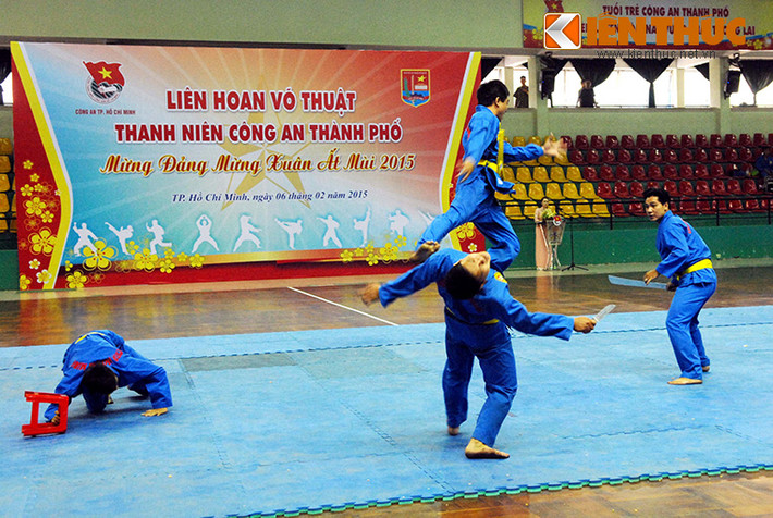 Với tình huống được đưa ra là bị địch sử dụng vũ khí dao găm đâm xốc vào bụng, các chiến sĩ công an đã bật tránh tạt tay dao, đánh xốc nách quật ngã kẻ thù.