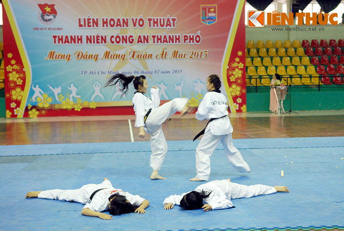 Không thua kém các đồng đội nam, các nữ cảnh sát cũng biểu diễn những màn võ thuật điêu luyện và chớp nhoáng trên sân khấu.