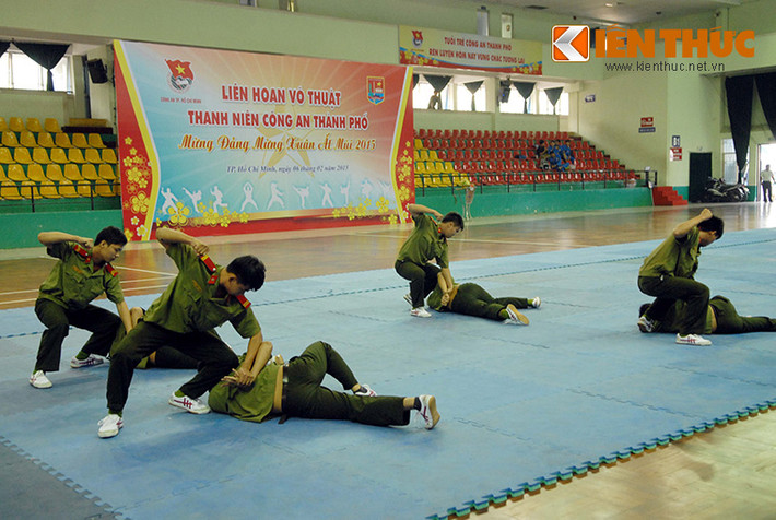 Quật ngã, khóa tay kẻ thù một cách nhanh chóng.