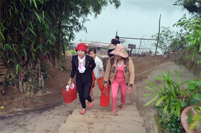 Mỗi mùng 3 Tết, ngược dòng sông Thu Bồn hiền hòa, du khách sau khi vãn cảnh thắng cảnh Hòn Kẽm - Đá Dừng nổi danh gần xa sẽ nhẹ gót đến vùng đất Trung Phước tham gia phiên chợ Cầu May độc đáo của những người dân sơn cước xứ Quảng.
