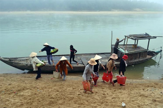 Vì đây là phiên chợ mỗi năm chỉ họp một buổi duy nhất sáng mồng Ba Tết Nguyên Đán nên người dân truyền nhau câu hát vui: “Chết bỏ con, bỏ cháu, sống không quên bỏ mùng Ba chợ Mương cầu may”. Phiên chợ bắt đầu nhóm họp lúc sáng tinh mơ nên người nơi xa phải thức dậy lúc trời còn tối đen, hối hả lên thuyền xuôi ngược sông Thu Bồn để kịp về chợ.