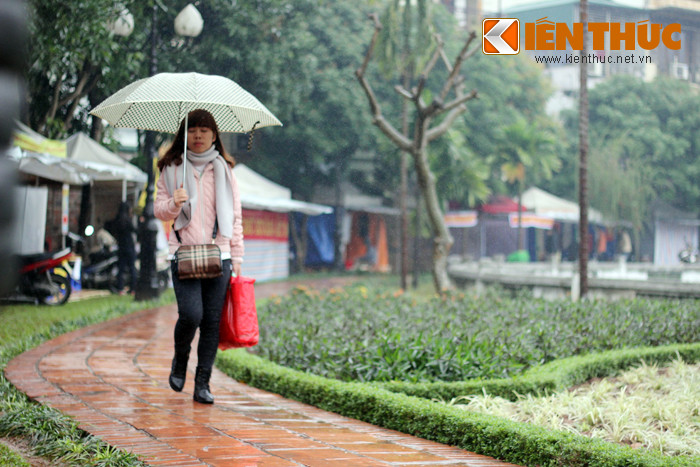 Mưa càng lúc càng nặng hạt, nhưng người dân thủ đô vẫn đội ô đến Hội chữ Xuân Ất Mùi.
