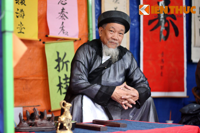 "Năm nay thời tiết mưa chắc nhiều người sẽ ngại đến đây xin chữ, nhưng không phải vậy mà chúng tôi nản lòng. Hy vọng mọi người luôn vui vẻ, may mắn, hạnh phúc... khi cầm những nét chữ mà chúng tôi tặng", ông đồ Hoài Nam chia sẻ.