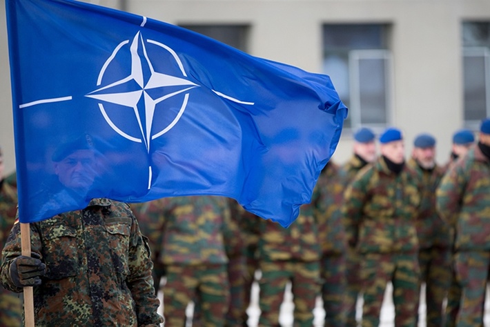 Tiếp theo là ngay lập tức cho phép Ukraine gia nhập NATO, cung cấp cho Kiev “sự đảm bảo an ninh theo Điều 5 của NATO”. Chỉ khi NATO thực sự trở thành sự đảm bảo an ninh cuối cùng cho Ukraine, và khi ông Putin thấy quyết tâm vững chắc của NATO, Quân đội Nga mới cảm thấy sợ hãi. Ảnh: Vox.