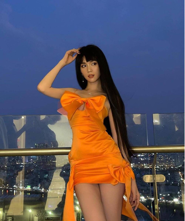 Trang phục đẹp miễn chê song cũng giống lần trước, Ngọc Trinh lại bị chê bởi tạo hình tóc chuẩn “gái quê” khiến tổng thể không ăn nhập, trang phục kém sang.