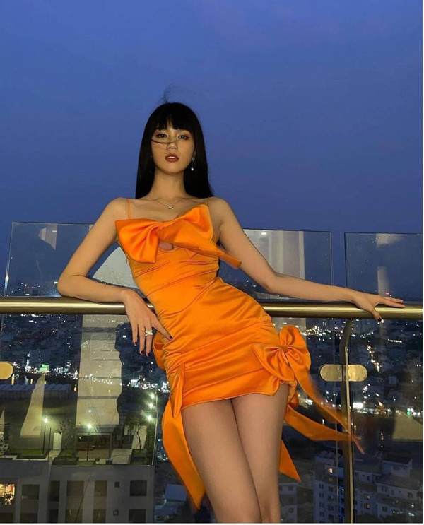 Ngày cuối cùng của Tết Tân Sửu, cô chọn cho mình chiếc đầm cam rực rỡ với kiểu tóc duỗi và mái thẳng.