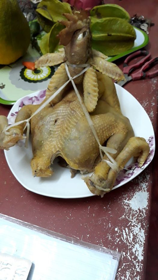 Rút kinh nghiệm từ người đi trước, một thành viên “hội đoảng” nghĩ ra cách chằng buộc kỹ càng để tạo dáng cho chú gà cúng.