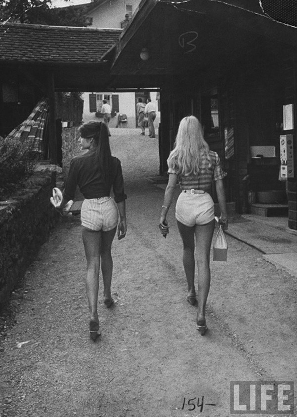Thậm chí hot pants còn bị giáo hoàng tuyên bố là có tội. Chúng bị gán cho nhiều định nghĩa không hay như "nỗi ô nhục của nhân loại" bởi vậy có thời gian những chiếc quần này không còn được ưa chuộng.
