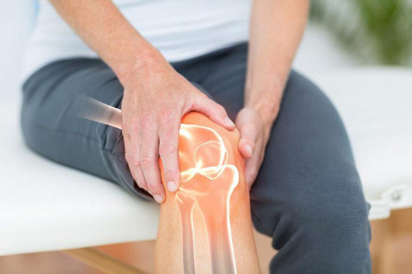 Các vấn đề sức khỏe thường gặp ở người cao tuổi cũng khiến cho việc sinh hoạt tình dục gặp vấn đề. Trong số đó có thể kể đến đau – viêm khớp mãn tính, tiểu đường, tim mạch, béo phì, són tiểu, sau tử cung...