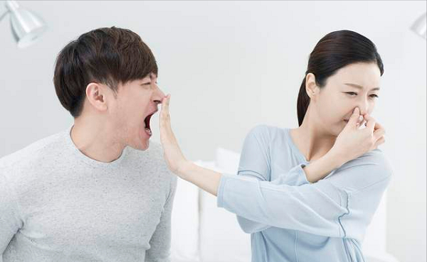 Khi chúng ta ăn uống, một phần thức ăn vẫn kẹt trên các kẽ răng. Việc đánh răng, súc miệng sau đó chỉ có thể loại bỏ một phần thức ăn to, một số vẫn sót lại. Trong khi đó, thức ăn kẹt kẽ răng rất “hấp dẫn” vi khuẩn. Theo thời gian, thức ăn đọng lại tạo thành lớp “bùn vàng”, mảng bám rồi cuối cùng là vôi răng hình thành.