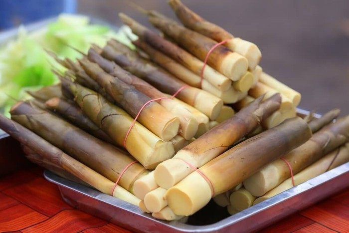 Bạn cũng có thể sơ chế măng tươi bằng cách cắt măng tươi thành từng lát nhỏ rồi luộc qua một lần cùng với rau ngót. Ảnh: zadn.