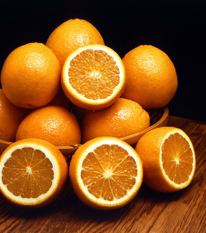 Chứa rất nhiều vitamin C và 87% là nước, cam cũng là loại quả bạn nên bổ sung thường xuyên cho mùa đông nếu muốn sở hữu làn da mềm mại, không khô nẻ. Ảnh: wikimedia.